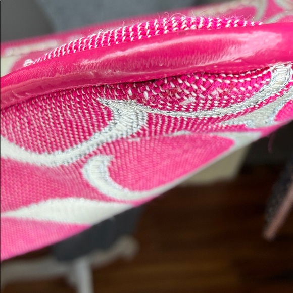 Coach EUC pink and cream, monogrammed wristlet with hang tag - Picture 6 of 8